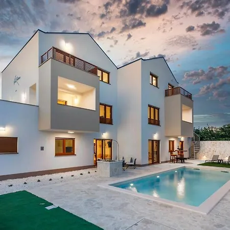 Rusinac - Private Heated Pool