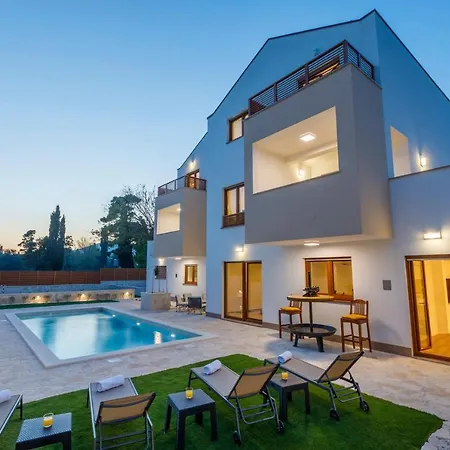 Rusinac - Private Heated Pool * Kastela