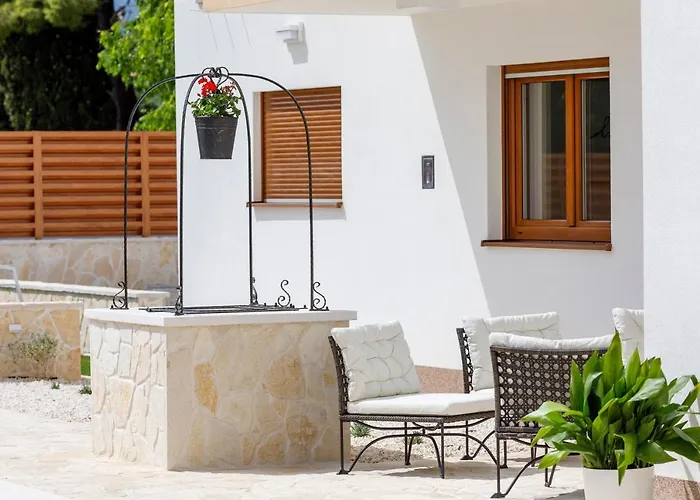 Rusinac - Private Heated Pool *